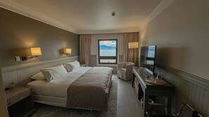 Superior tweepersoonskamer, uitzicht op zee | Luxe beddengoed, donsdekens, een kluis op de kamer, een laptopwerkplek