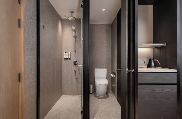 Shower, hair dryer, slippers, towels - JEN Hong Kong by Shangri-La (Hong Kong)