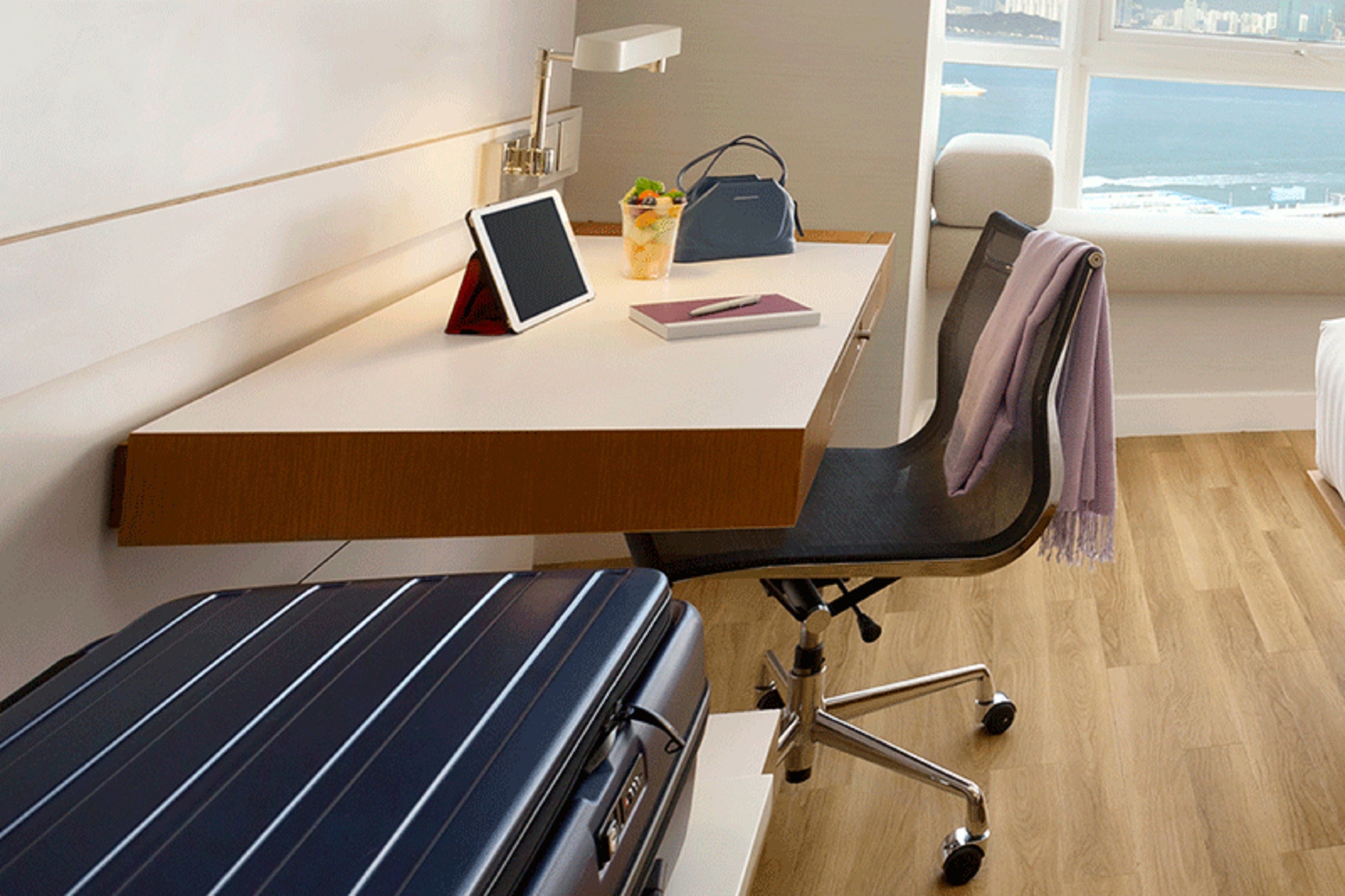 deluxe harbour view queen room | 1 bedroom, in-room safe, desk, blackout curtains