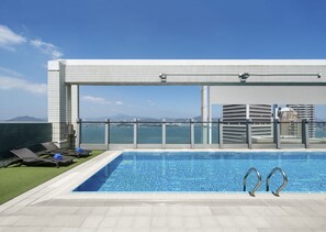 Una piscina al aire libre de temporada