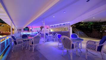 Phục vụ bữa sáng, bữa trưa, bữa tối, nhìn ra hồ bơi