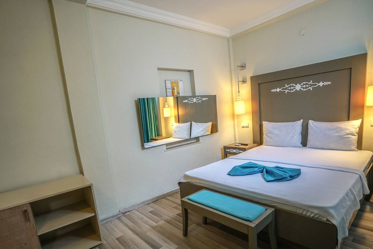 Economy Double or Twin Room | In-room safe, desk, soundproofing, free WiFi