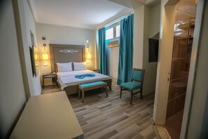 Economy Double or Twin Room | In-room safe, desk, soundproofing, free WiFi