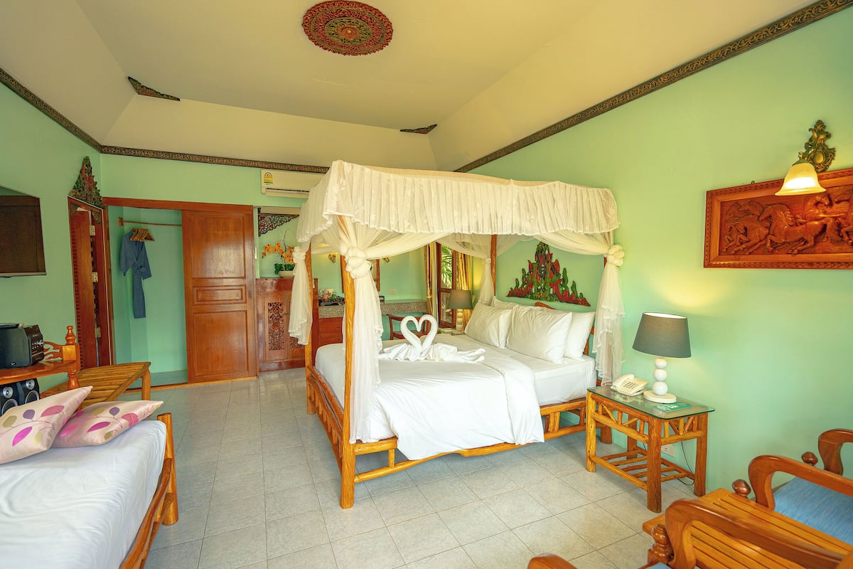 Superior Villa, 1 Queen Bed, Garden View | 1 bedroom, in-room safe, blackout drapes, free WiFi
