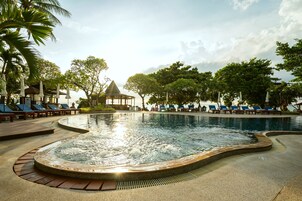Una piscina al aire libre, sombrillas