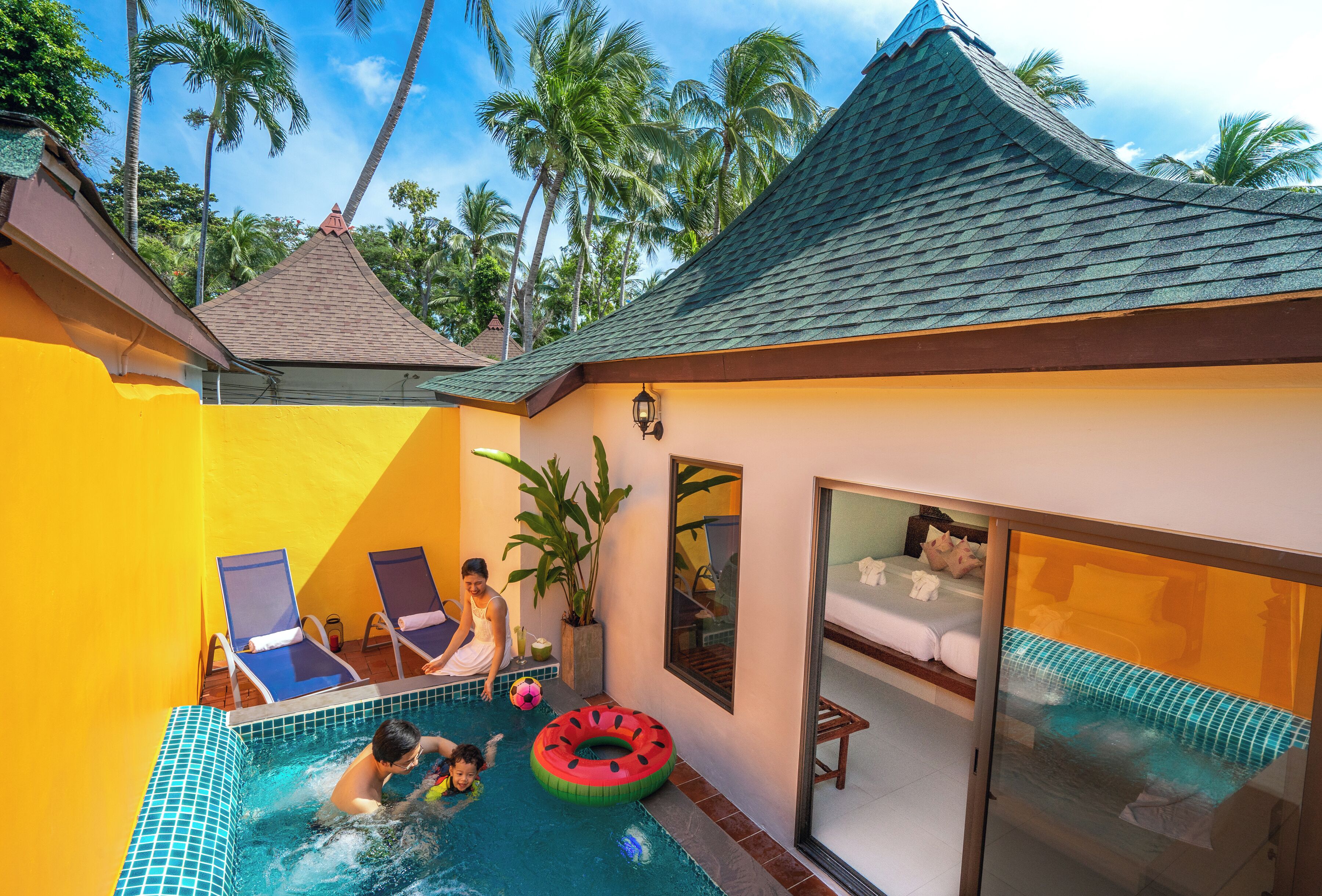 Piscina externa, funciona das 7h às 20h, guarda-sóis