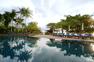 Una piscina al aire libre (de 07:00 a 20:00), sombrillas