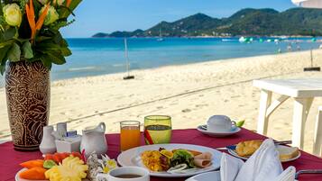 Daily buffet breakfast (THB 400 per person)