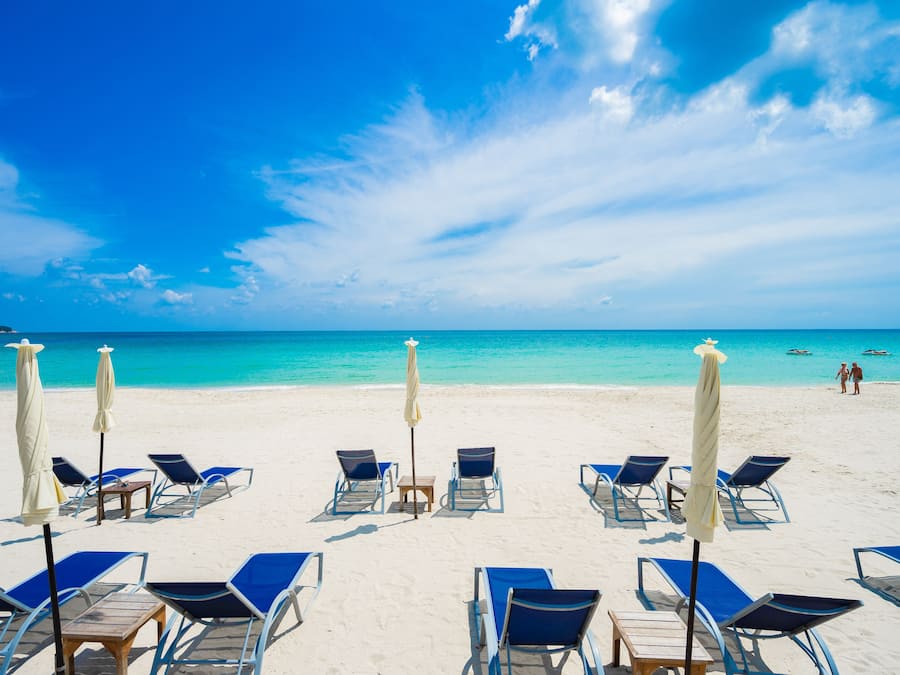 Playa privada, sillas reclinables de playa, sombrillas, toallas de playa