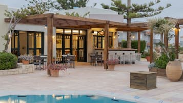 Bar en bord de piscine