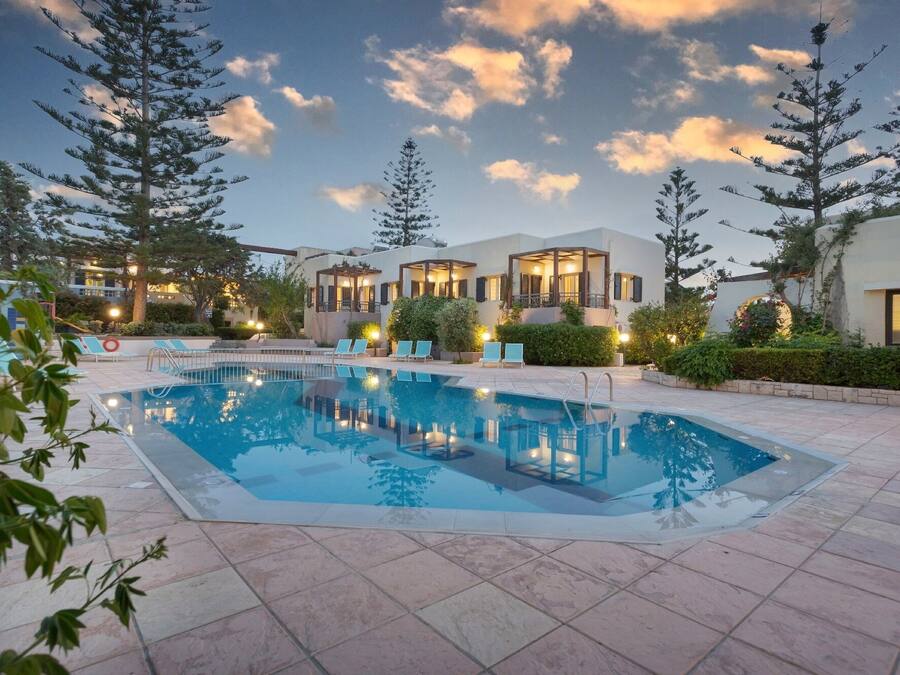 Utendørsbasseng, bassengparasoller og solsenger