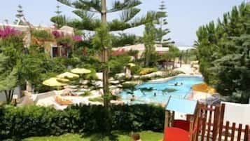 Lasten leikkialue ulkona