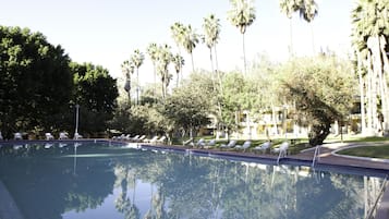 2 albercas al aire libre