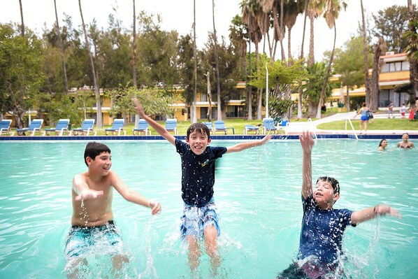 2 outdoor pools