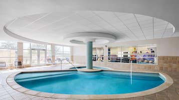Indendørs pool, åben fra kl. 07.00 til kl. 23.00, liggestole