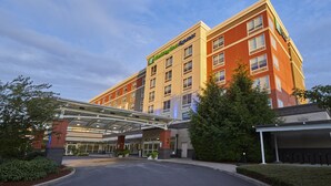 A Holiday Inn Express hotel with a covered entrance and multiple floors.