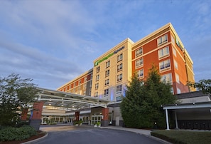 A Holiday Inn Express hotel with a covered entrance and multiple floors. - Holiday Inn Express Eugene - Springfield by IHG (Springfield)