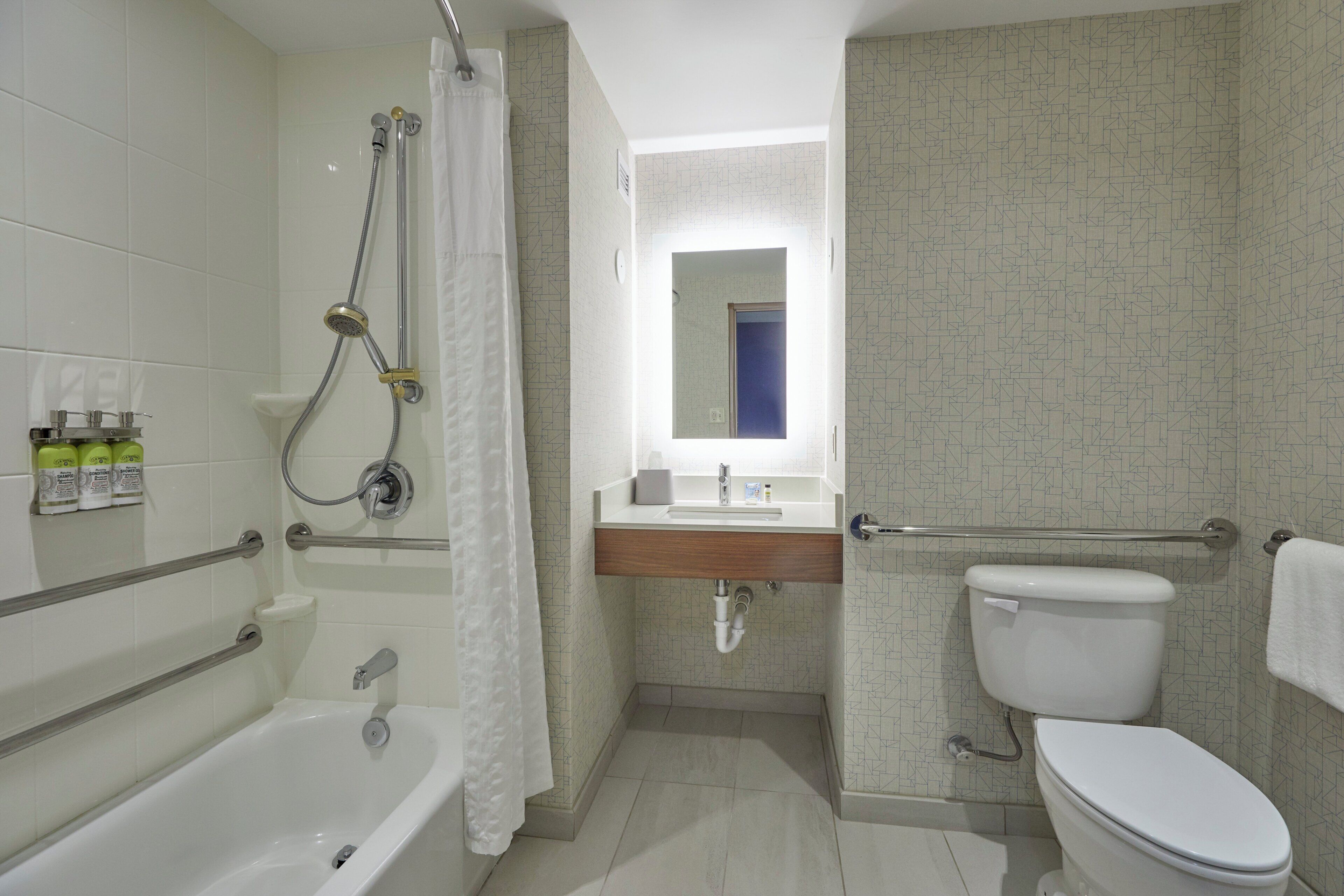 Combined shower/bathtub, rainfall showerhead, free toiletries