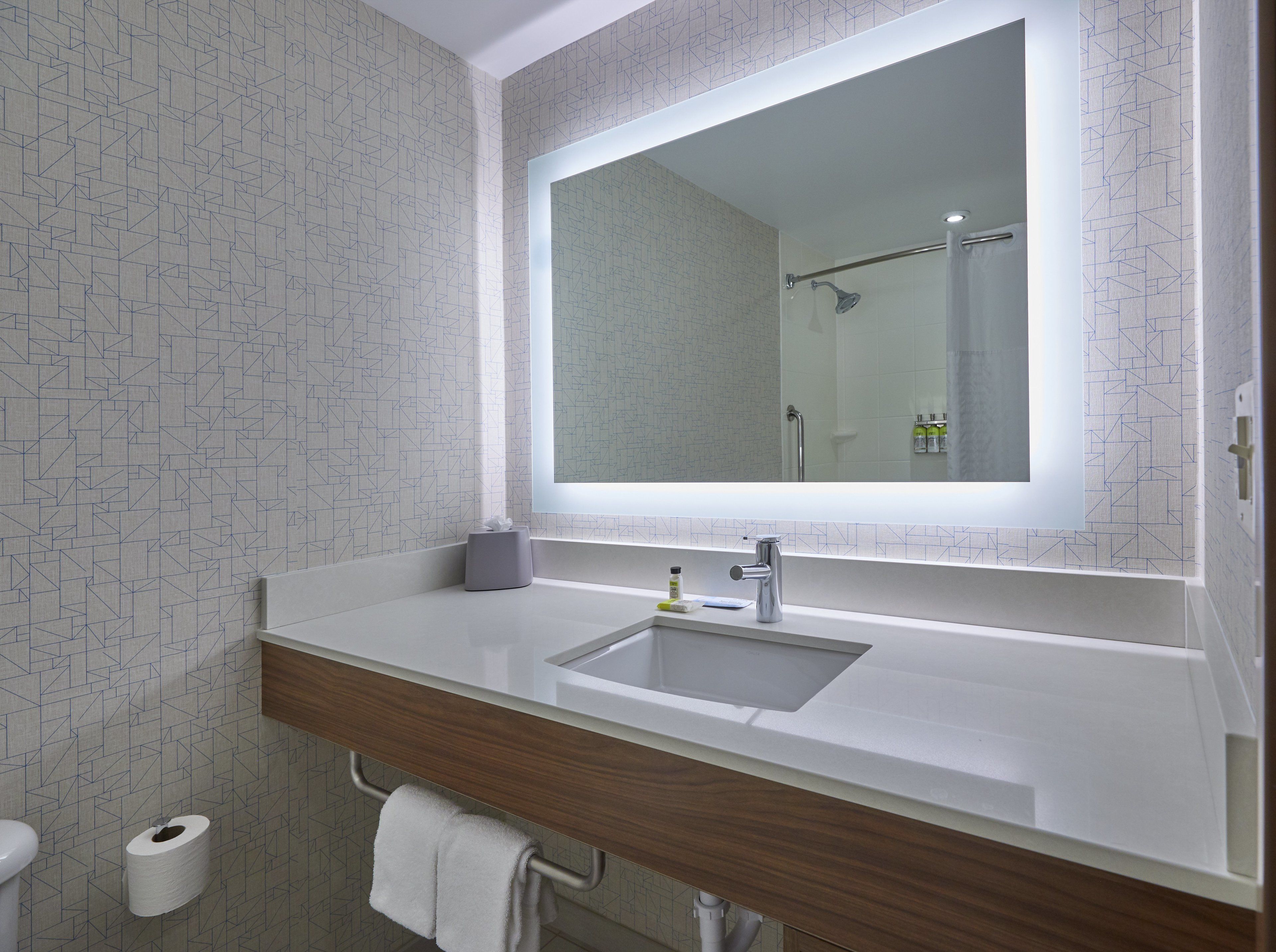 combined shower/bathtub, rainfall showerhead, free toiletries