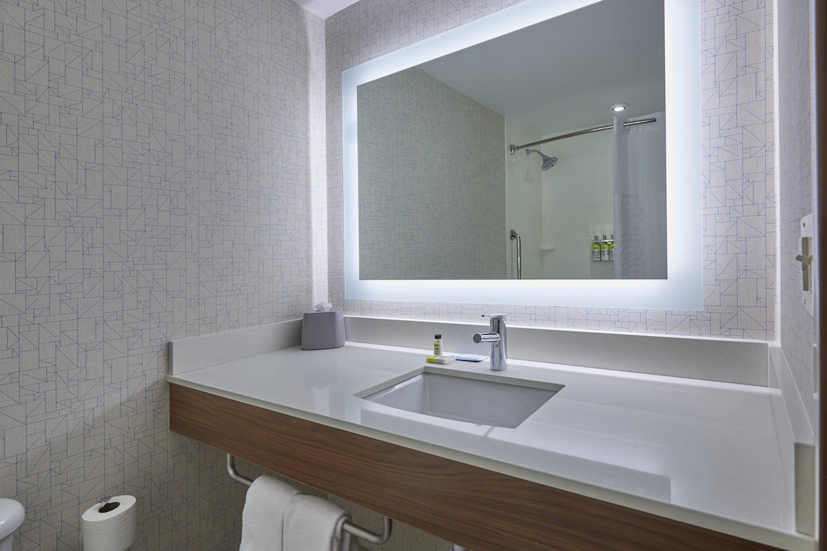 combined shower/bathtub, rainfall showerhead, free toiletries