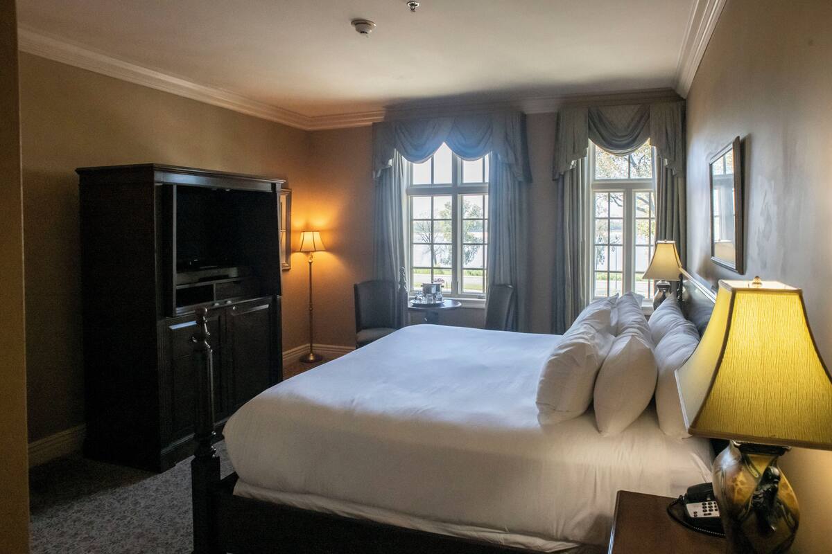 Habitación Deluxe, 1 cama de matrimonio | Ropa de cama de alta calidad, caja fuerte, escritorio y cortinas opacas