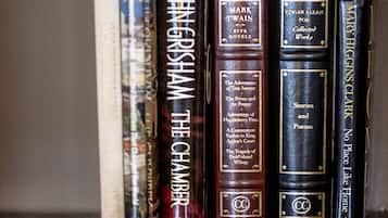Una colección de libros de tapa dura en un estante.