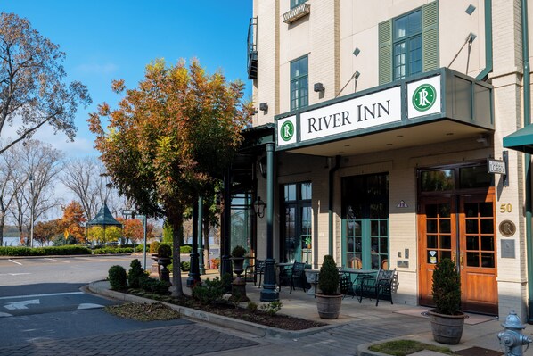 Vista frontal de la propiedad