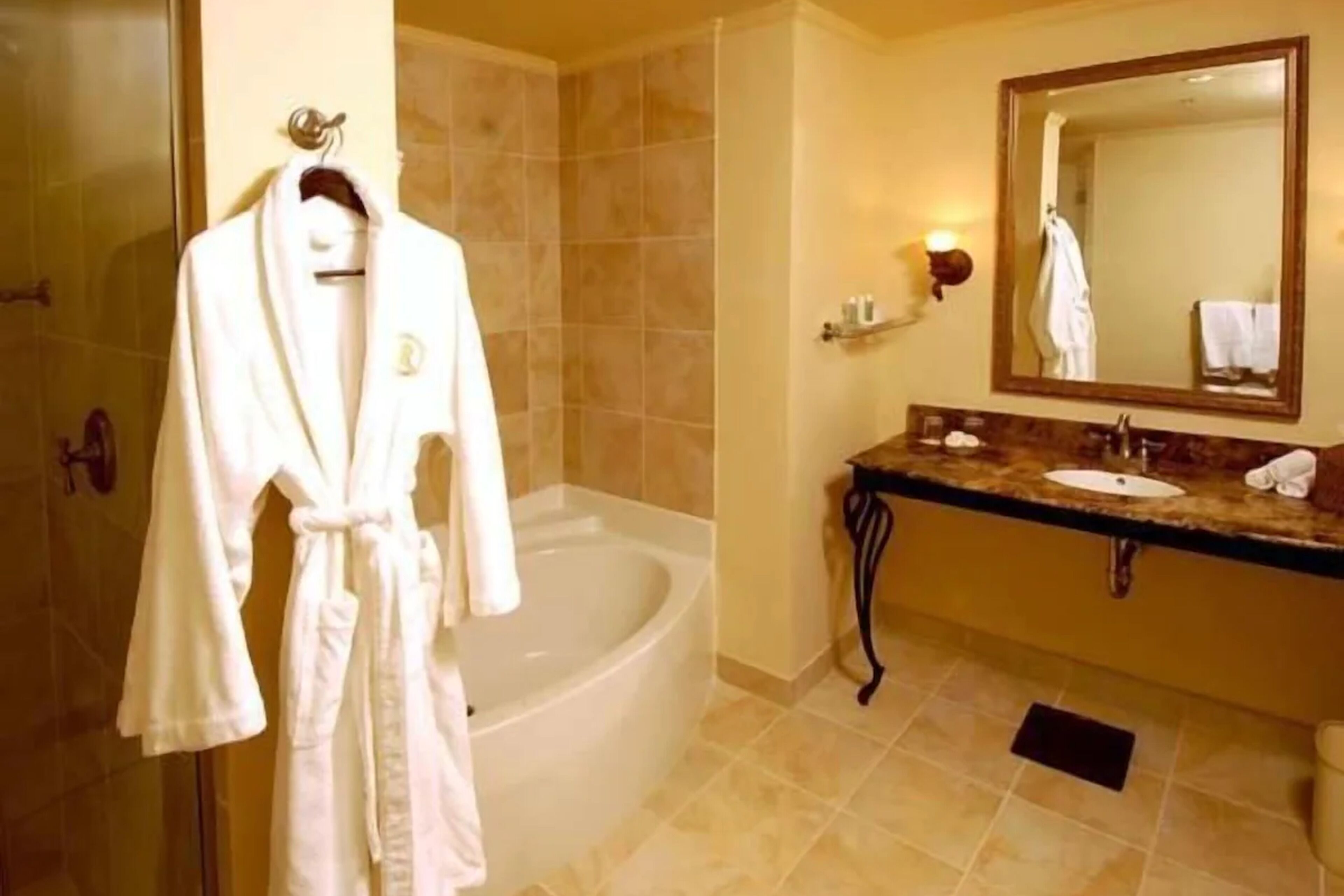 deluxe room, 1 queen bed | premium bedding, in-room safe, desk, blackout curtains