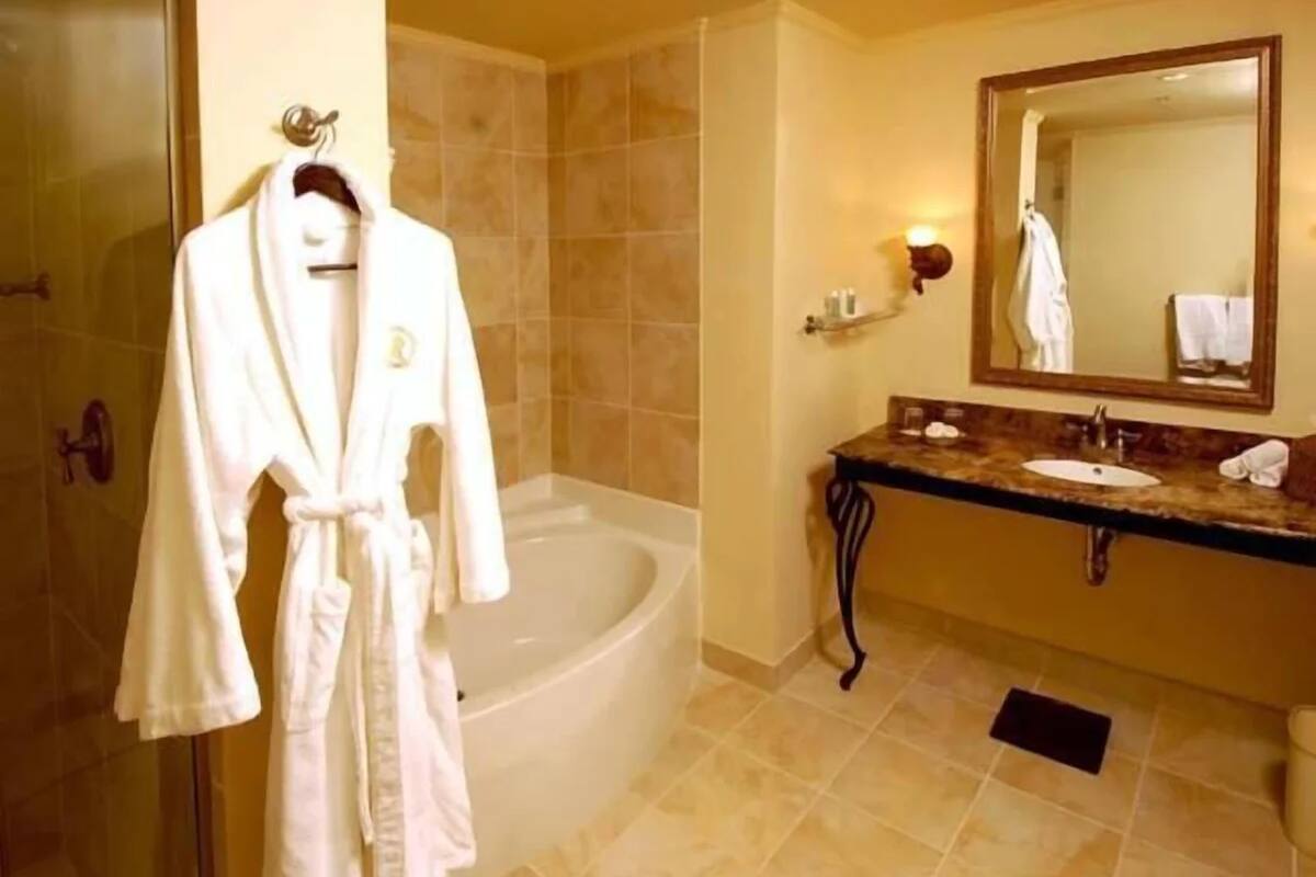 deluxe room, 1 queen bed | premium bedding, in-room safe, desk, blackout curtains