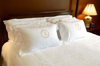 Premium bedding, in-room safe, desk, blackout drapes at River Inn of Harbor Town