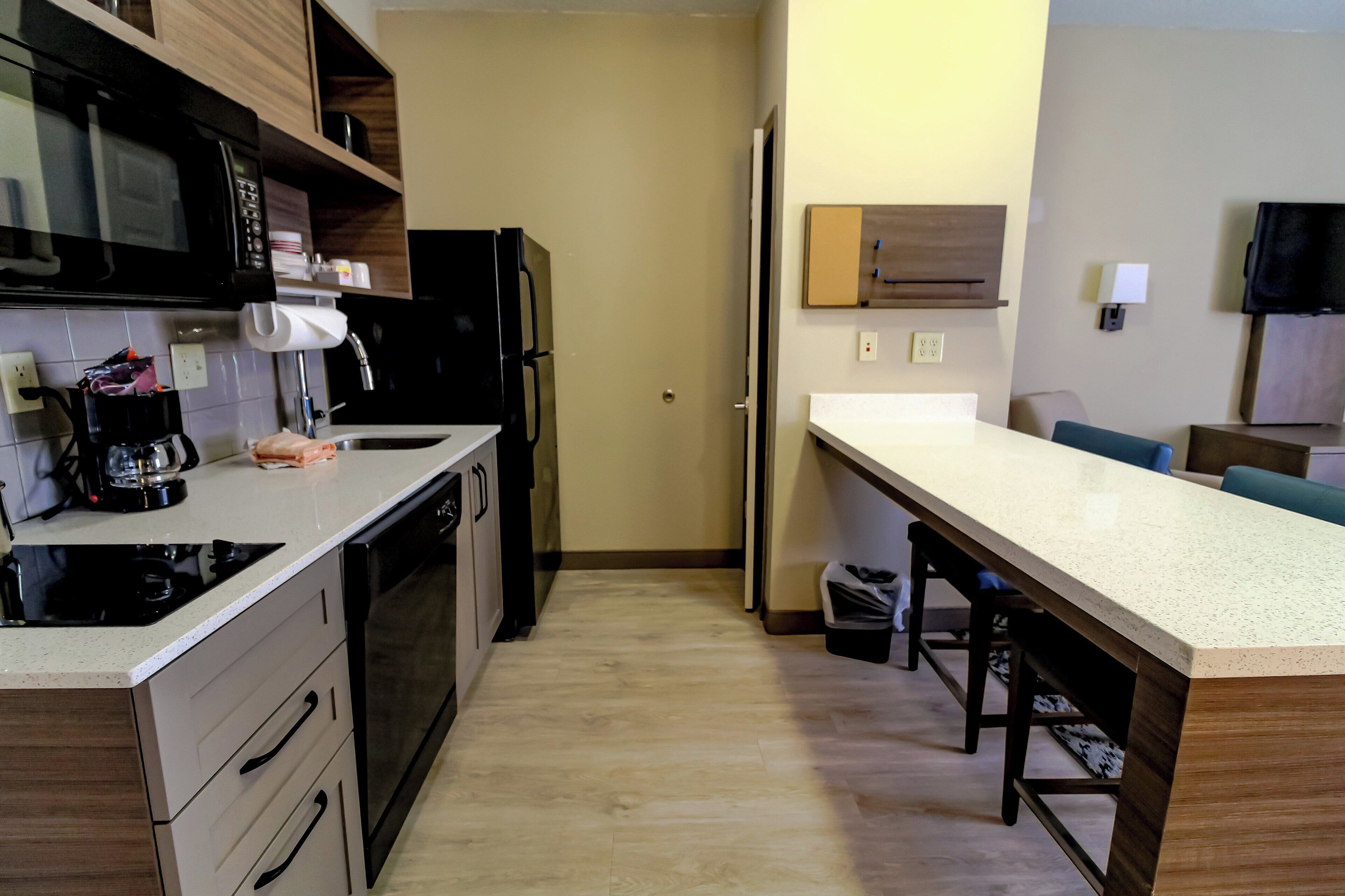 1 bedroom, desk, blackout curtains, soundproofing