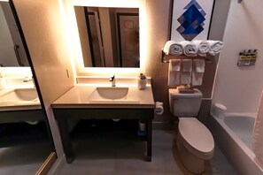 Studio Suite, 2 Double Beds | Bathroom | Hair dryer, towels