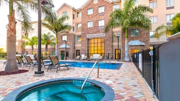 Una piscina al aire libre de temporada