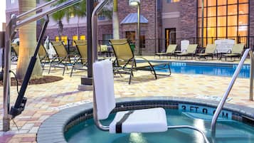 Una piscina al aire libre de temporada