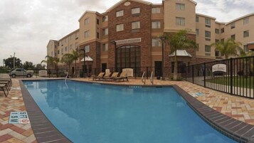 Una piscina al aire libre de temporada