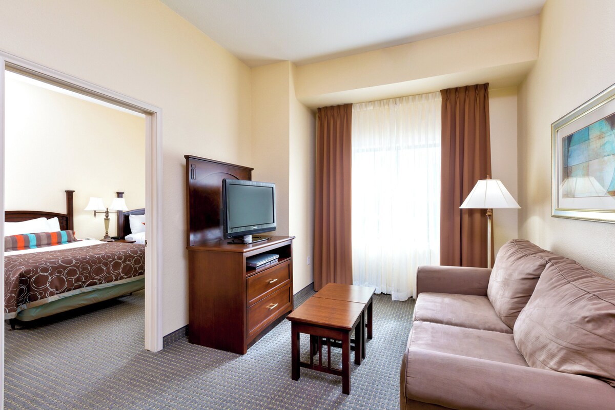 Room, 2 Bedrooms, Kitchen | Desk, laptop workspace, iron/ironing board, free cots/infant beds