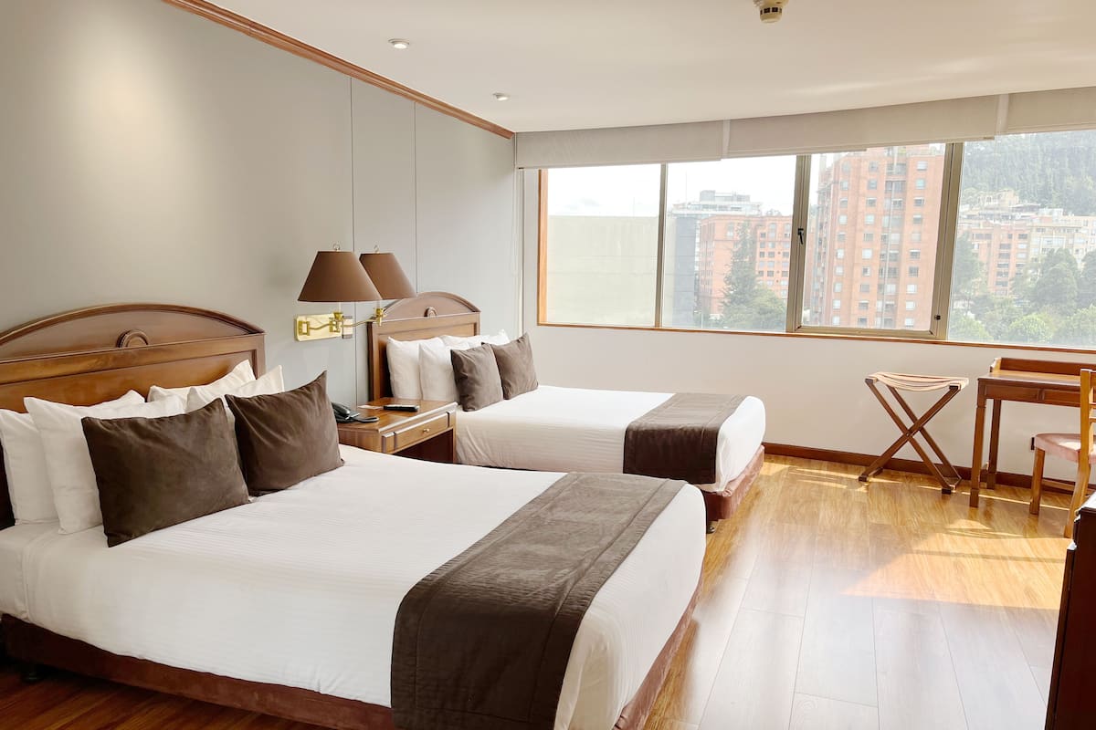 Kamar Twin Standar | Brankas, meja kerja, tirai kedap cahaya, dan Wi-Fi gratis