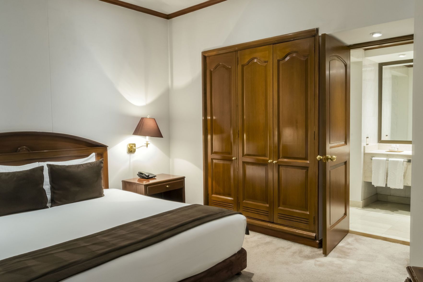 Caja de seguridad en la habitación, escritorio y cortinas blackout 