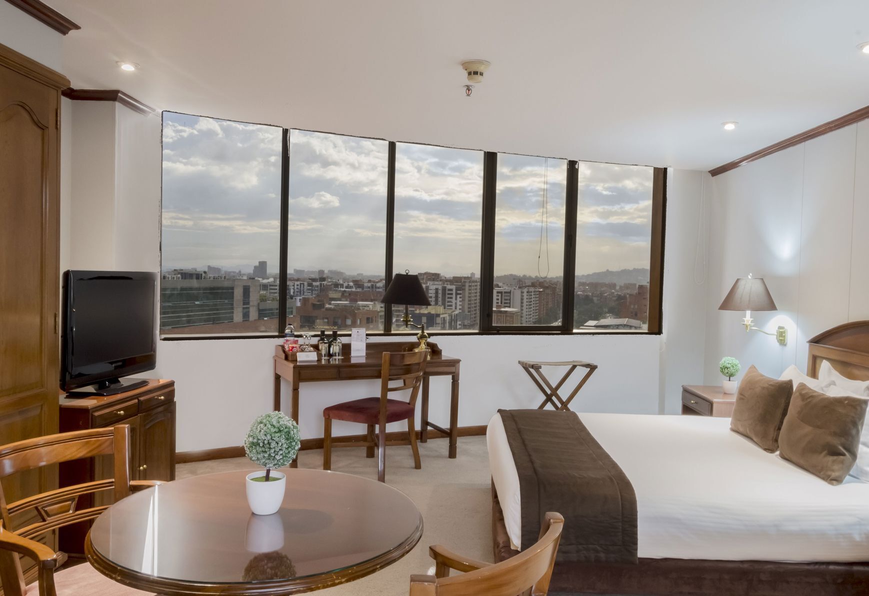 Caja de seguridad en la habitación, escritorio y cortinas blackout 