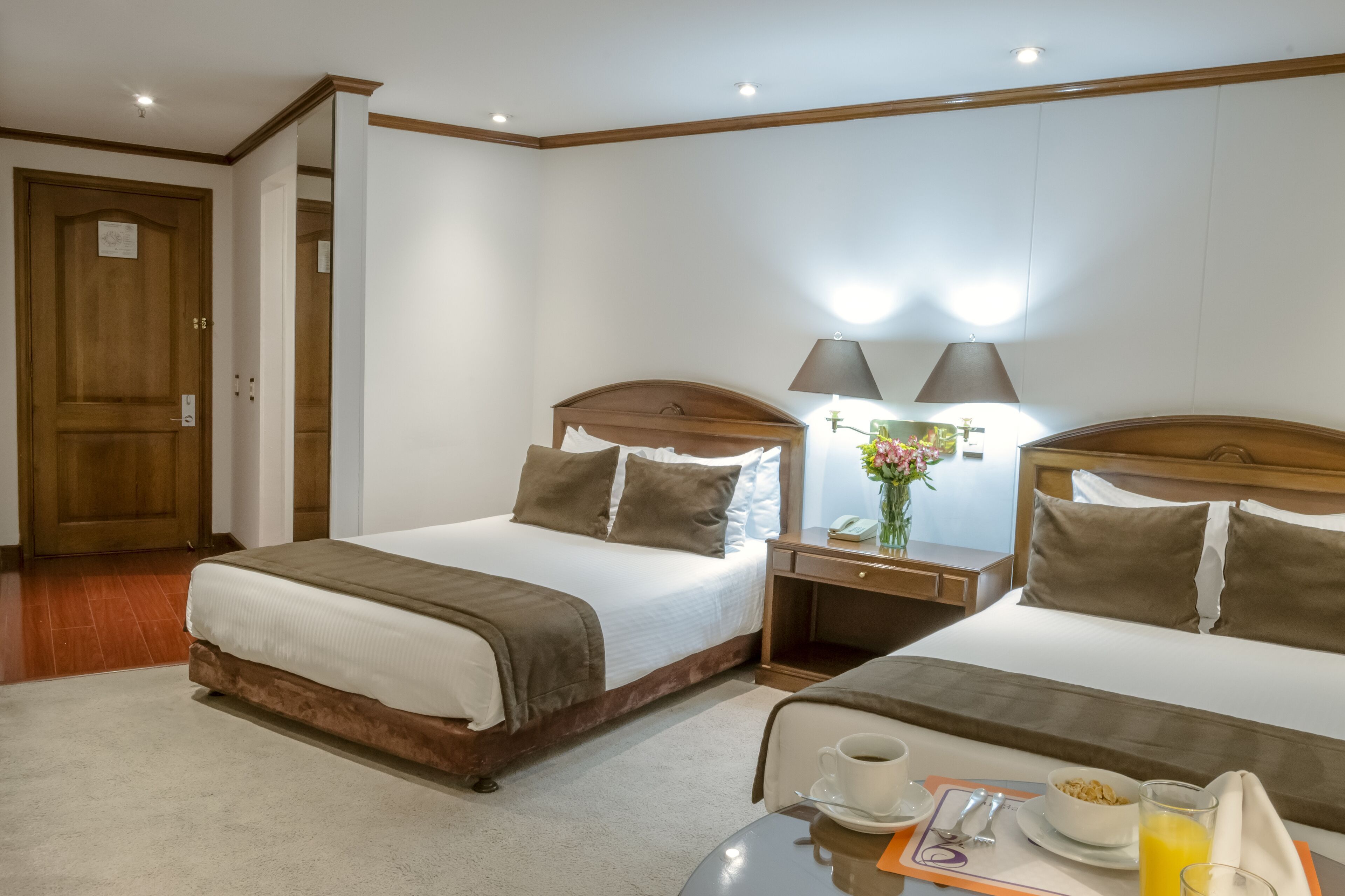 Caja de seguridad en la habitación, escritorio y cortinas blackout 