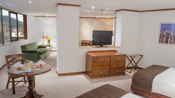 Junior Twin Room | 1 bedroom, in-room safe, desk, blackout curtains