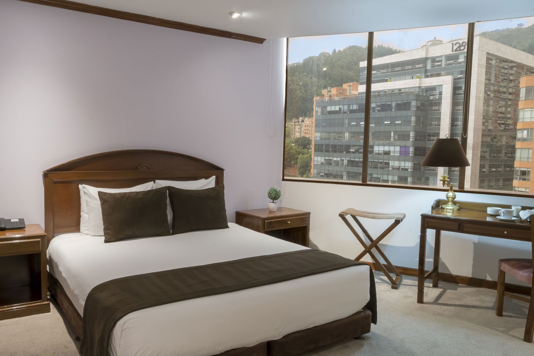 Caja de seguridad en la habitación, escritorio y cortinas blackout 