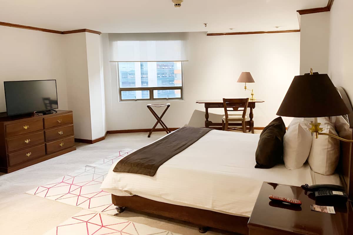 Studio Suite Deluks | Brankas, meja kerja, tirai kedap cahaya, dan Wi-Fi gratis