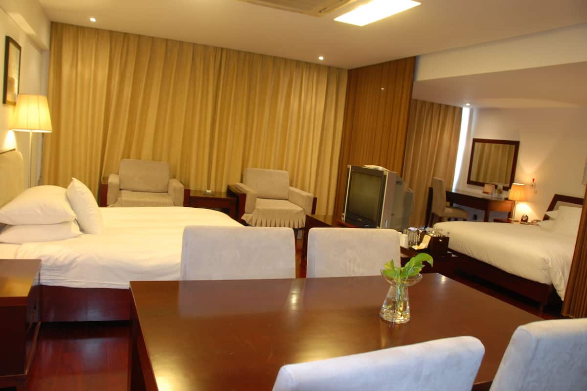 Suite Familiale | Couette en duvet d'oie, minibar, coffres-forts dans les chambres, bureau