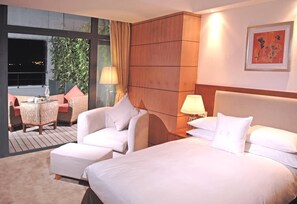 Down comforters, minibar, in-room safe, desk - Gloria Plaza Hotel Kangqiao Shanghai (Shanghai)