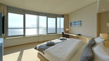 Ropa de cama hipoalergénica, caja fuerte, escritorio y cortinas opacas