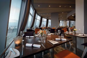 Petit déjeuner, déjeuner et dîner servis sur place, vue sur la mer
