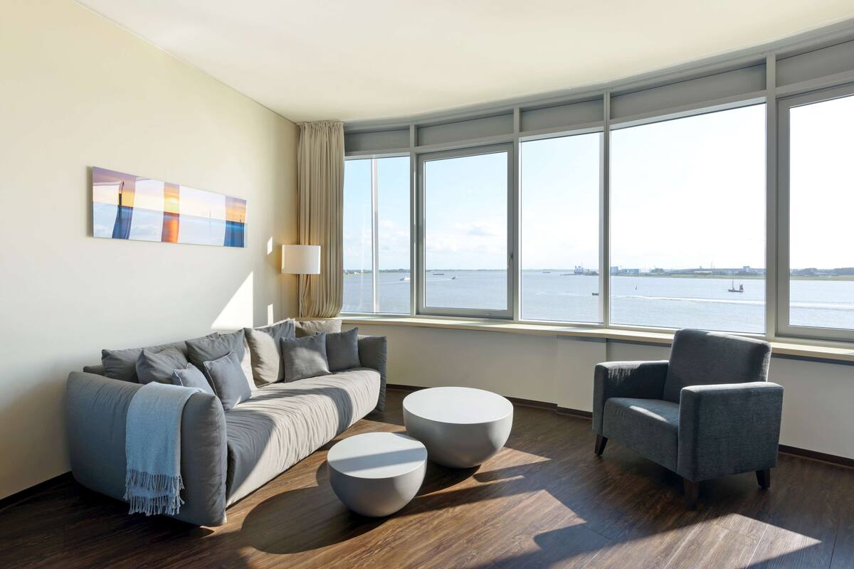 hypo-allergenic bedding, in-room safe, desk, blackout curtains