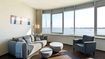 Hypo-allergenic bedding, in-room safe, desk, blackout curtains