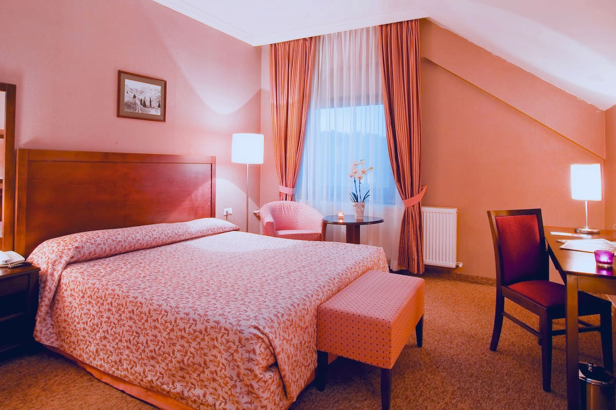 In-room safe, desk, soundproofing, free WiFi